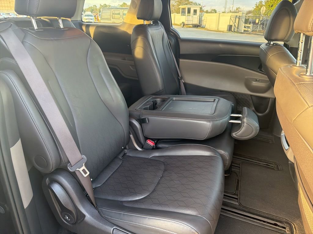 Used 2025 Kia Carnival image 17