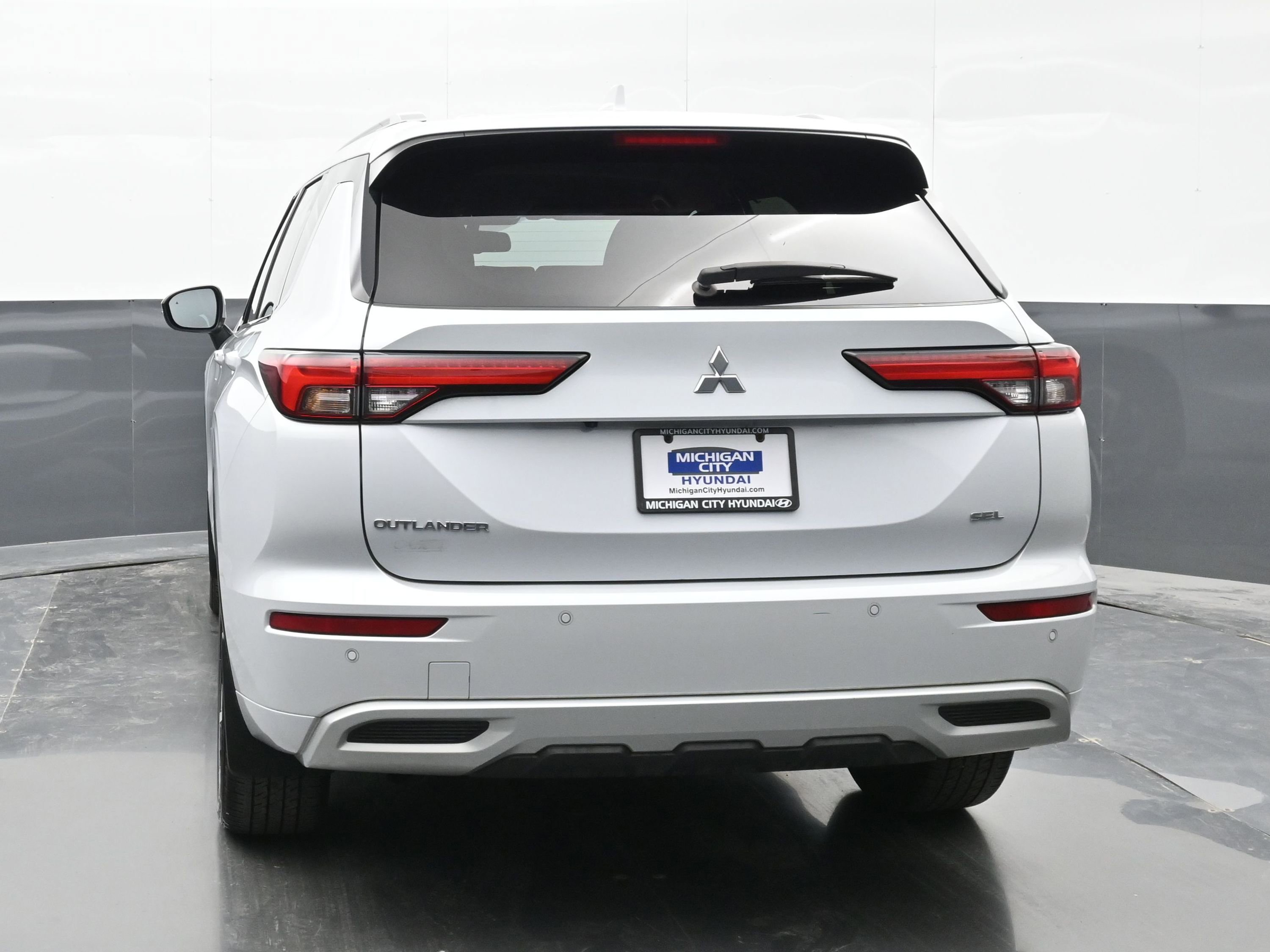 Used 2024 Mitsubishi Outlander SEL AWD/4WD image 3