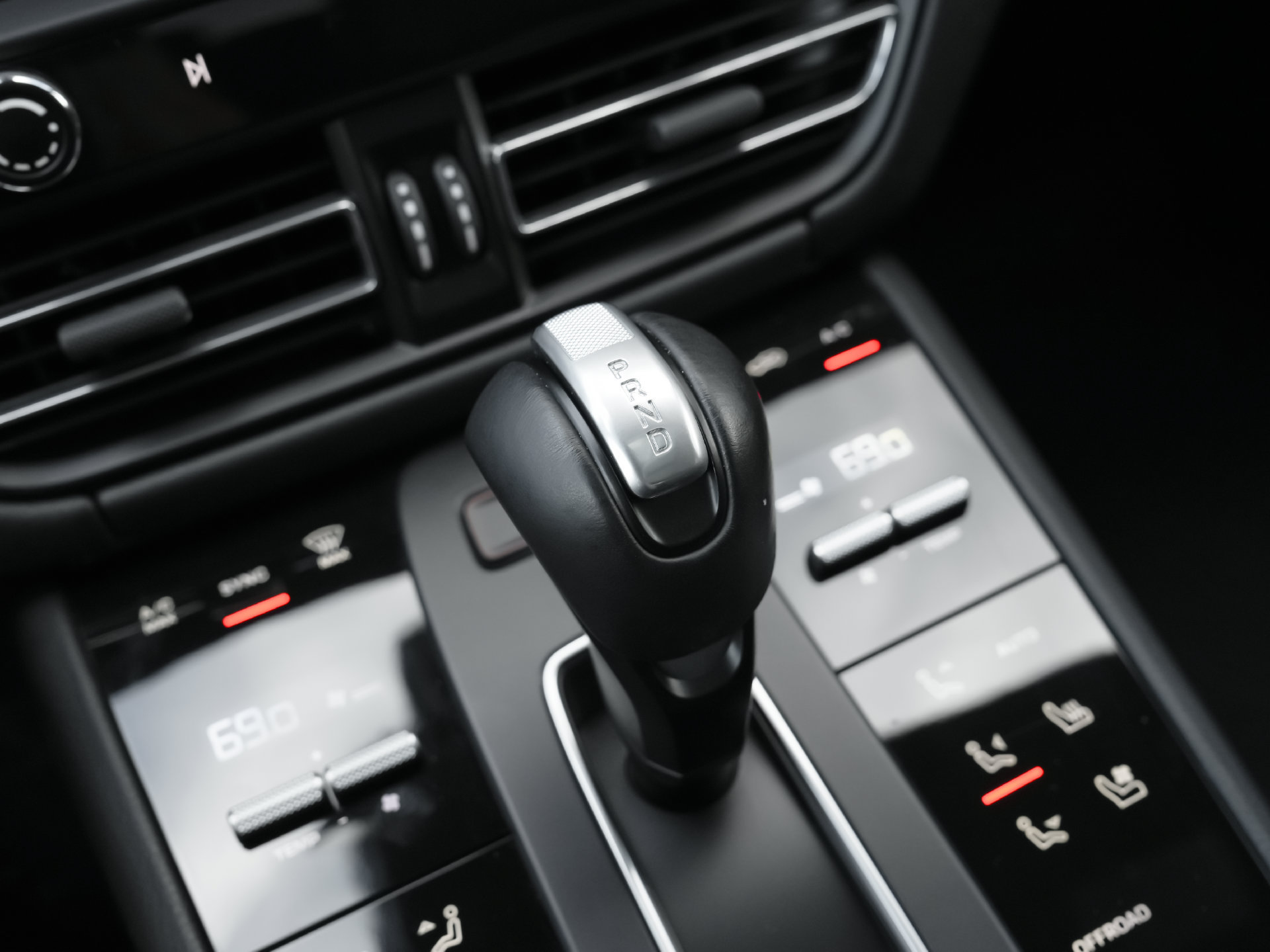 Used 2023 Porsche Macan Turbo AWD/4WD image 17