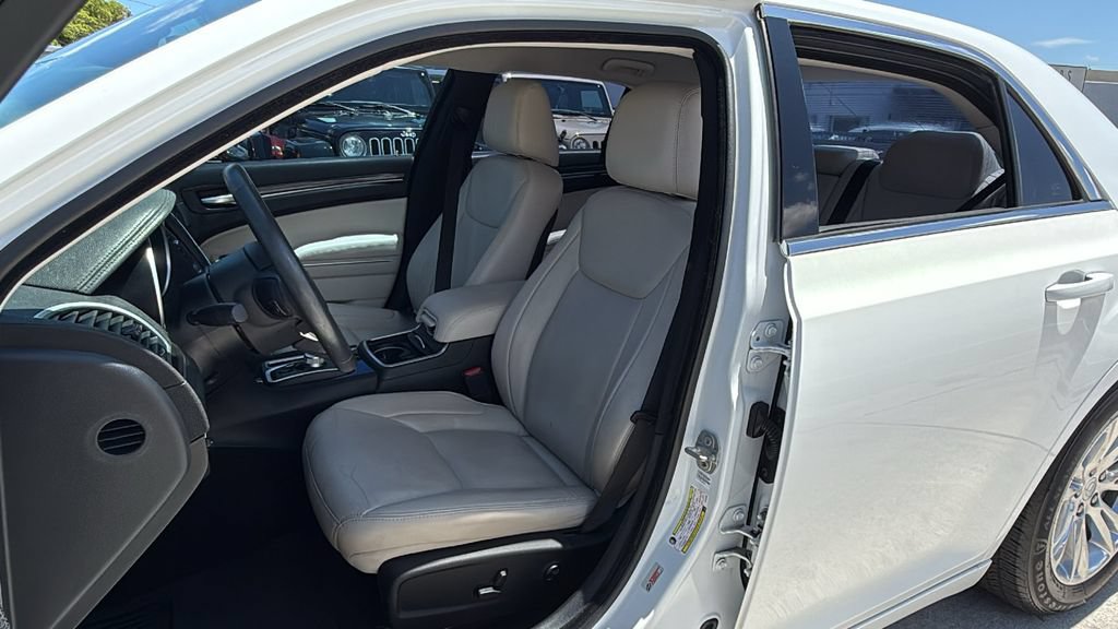Used 2018 Chrysler 300 Touring L RWD image 22