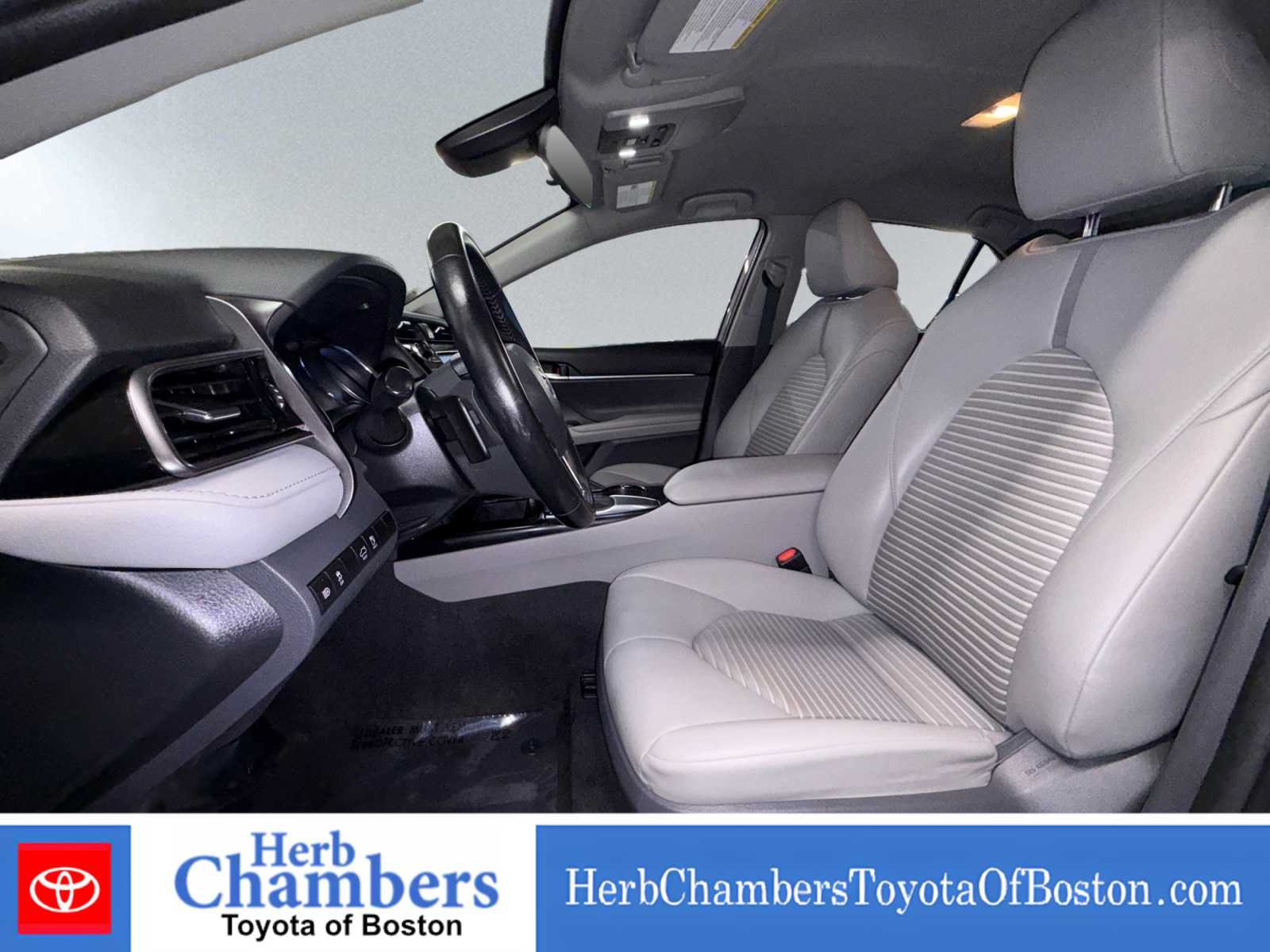 Used 2019 Toyota Camry SE FWD image 6
