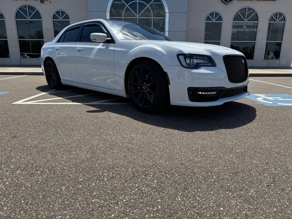 Used 2023 Chrysler 300 C image 2