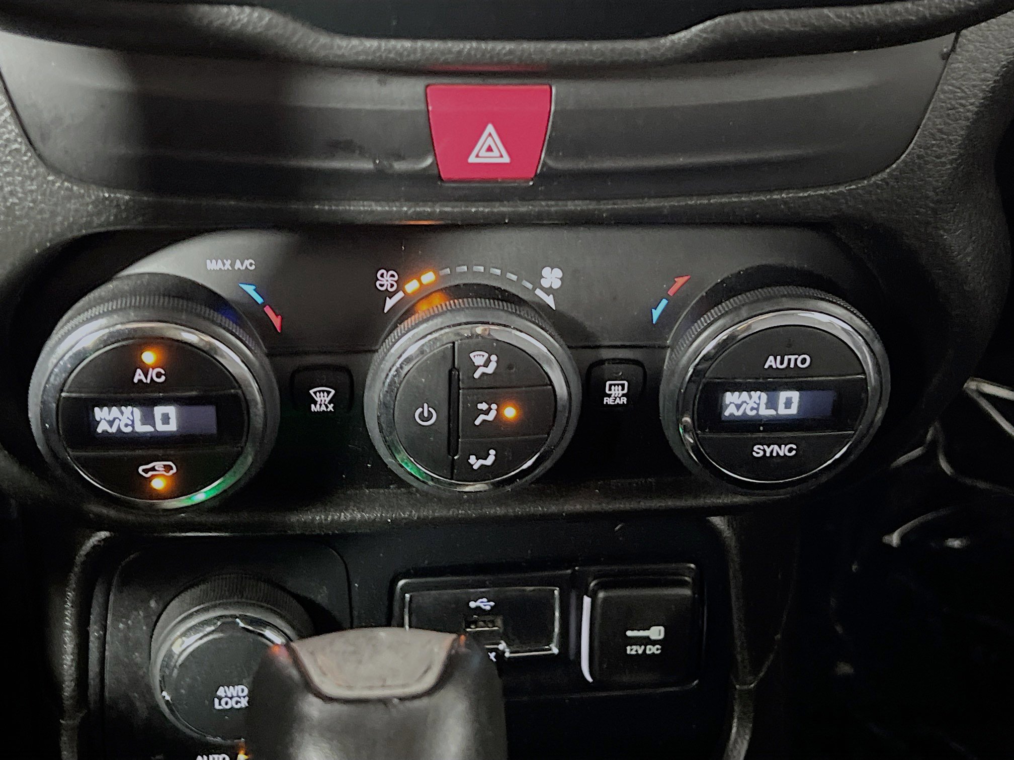 Used 2016 Jeep Renegade Latitude w/ Popular Equipment Group image 26