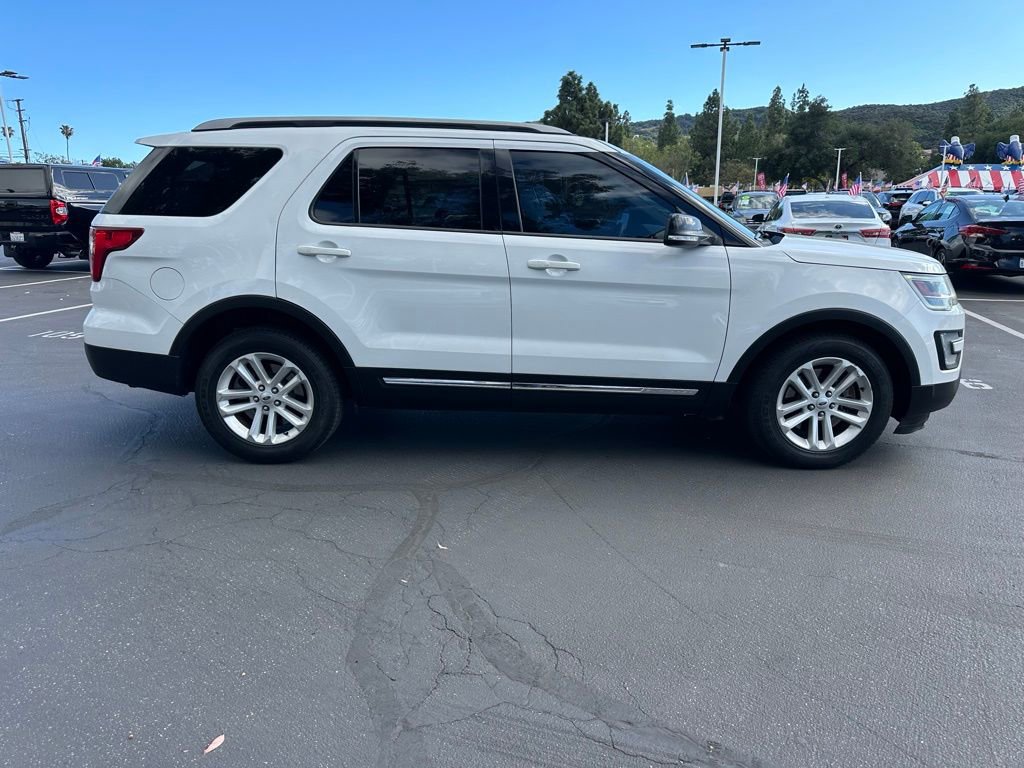 Used 2017 Ford Explorer XLT image 5