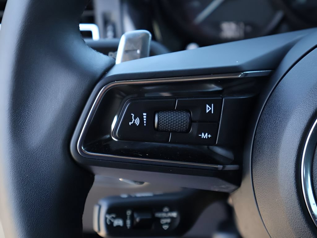 Certified 2025 Porsche Macan AWD/4WD image 29