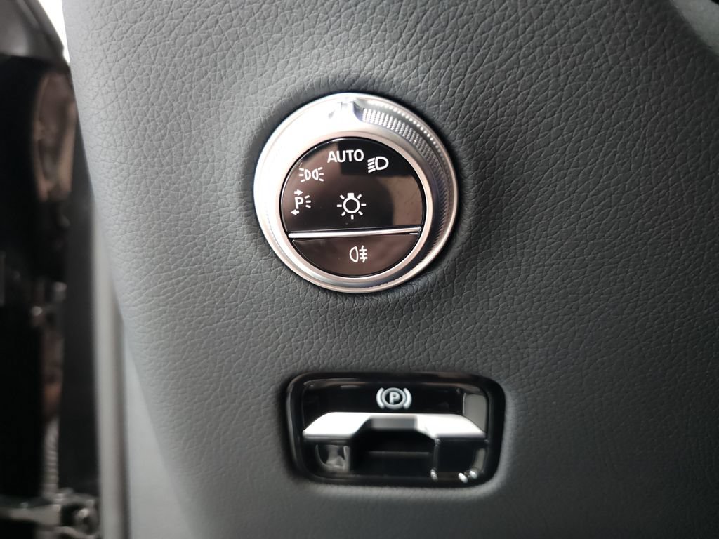 Used 2025 Mercedes-Benz GLC 300 4MATIC w/ AMG Line image 10