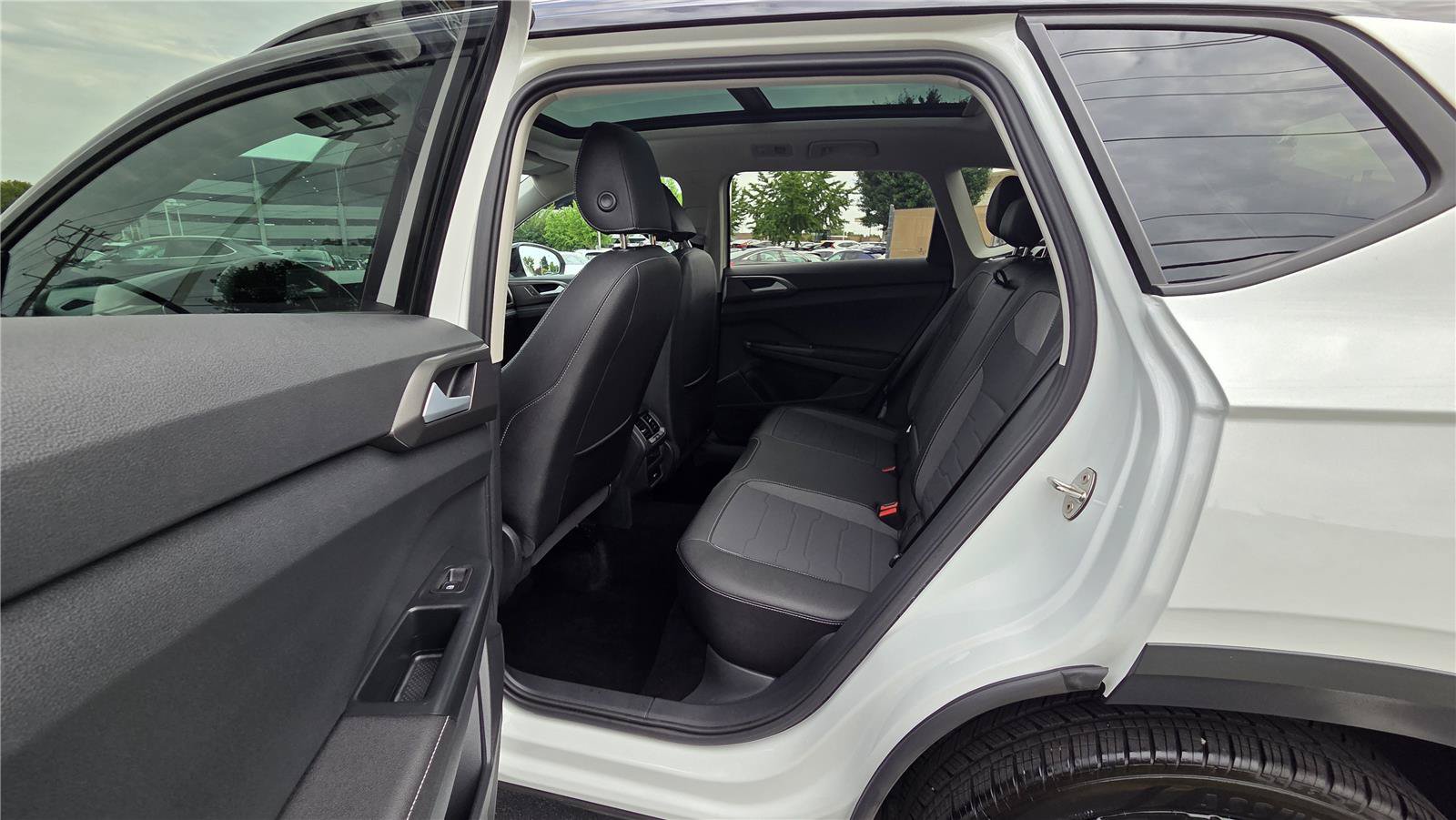 Certified 2025 Volkswagen Taos SE AWD/4WD image 30
