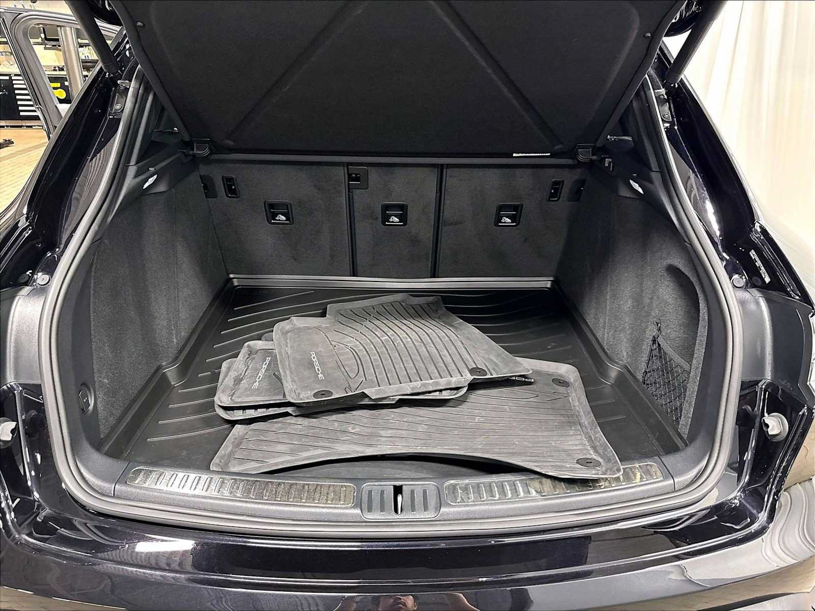 Used 2026 Porsche Macan AWD/4WD image 39