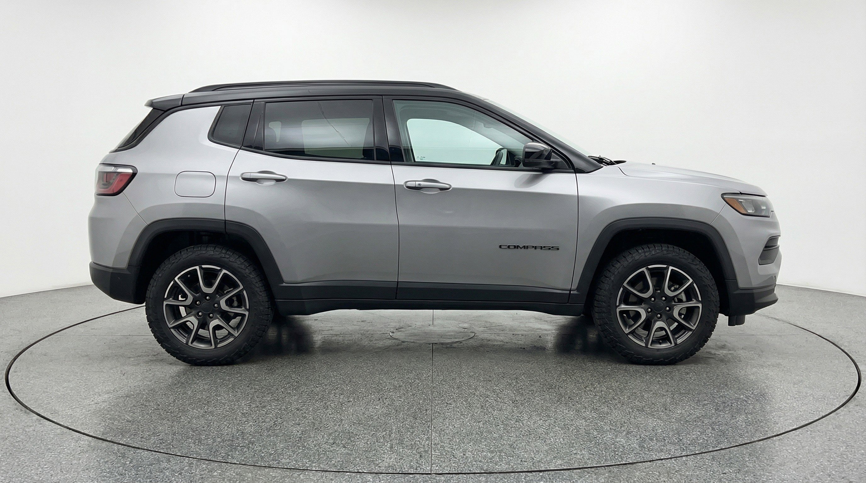Used 2025 Jeep Compass Trailhawk AWD/4WD image 11
