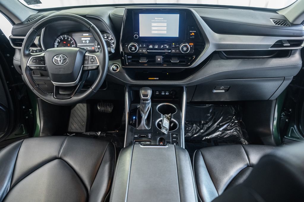 Used 2024 Toyota Highlander XLE AWD/4WD image 17