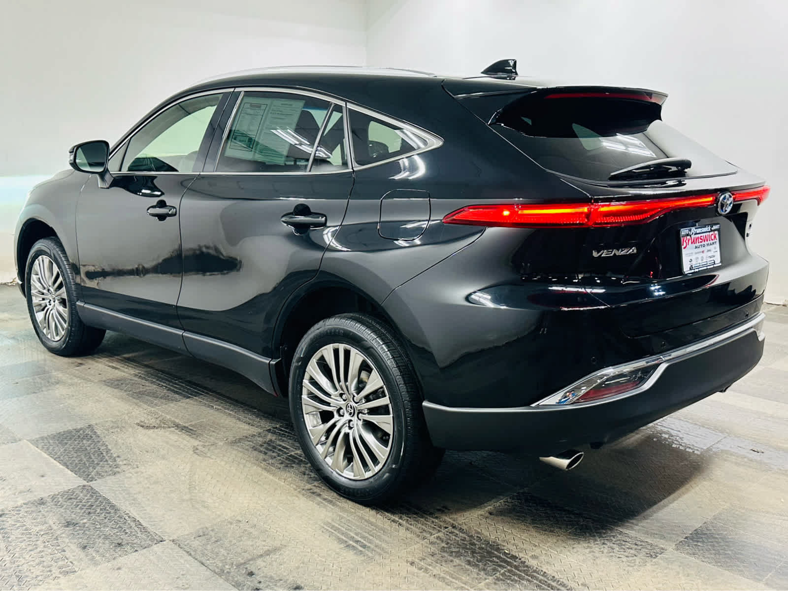 Certified 2022 Toyota Venza XLE AWD/4WD image 4