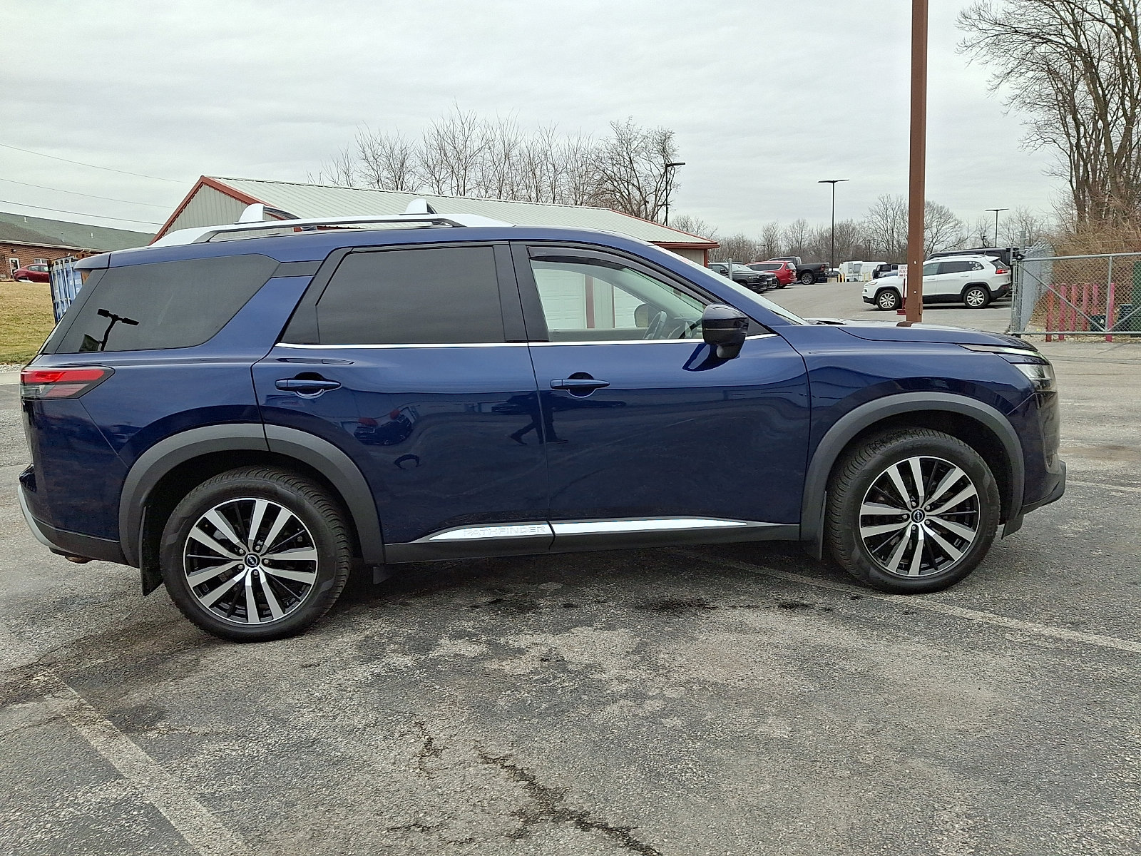 Used 2023 Nissan Pathfinder Platinum w/ Cargo Package image 9