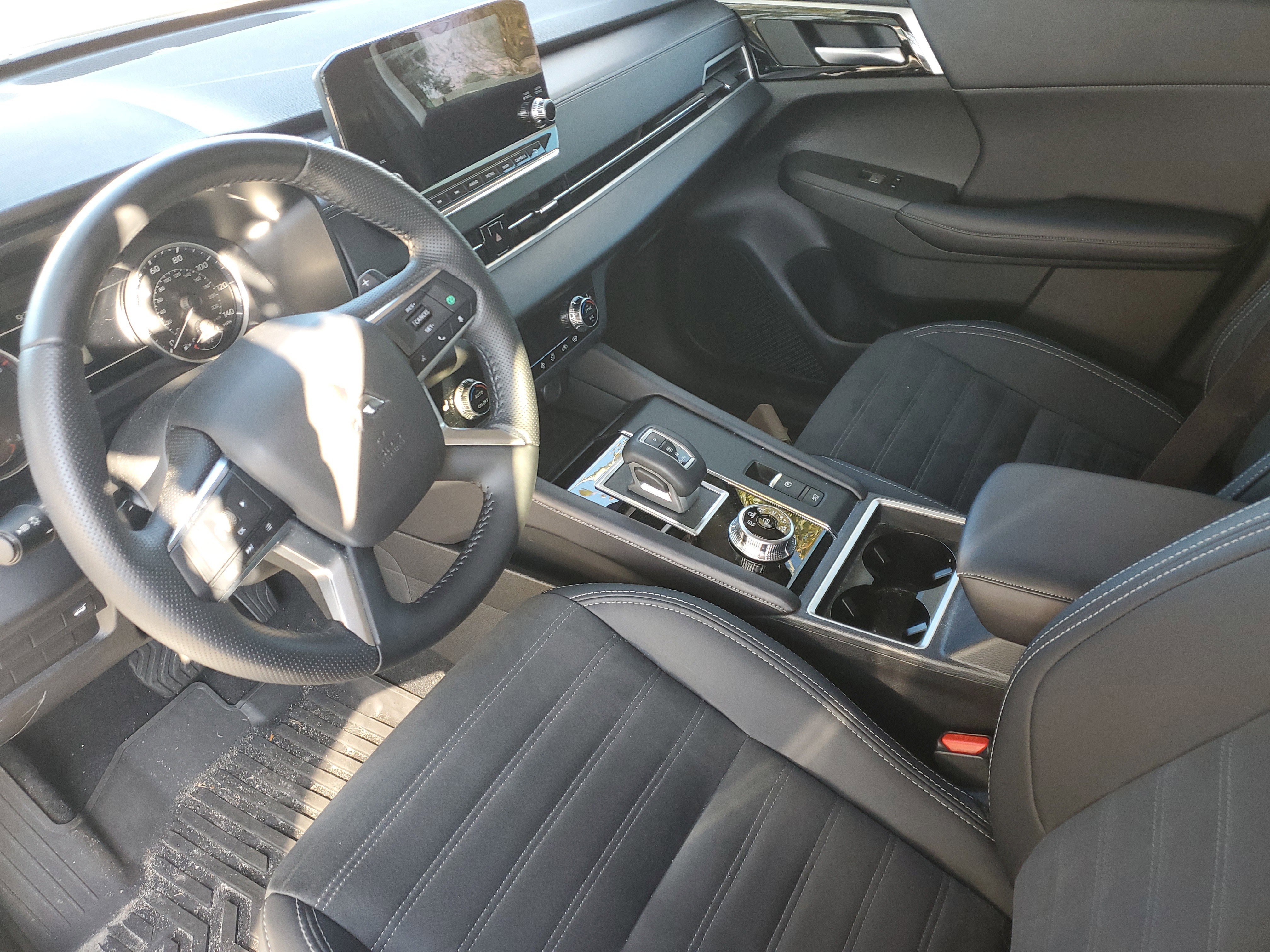 Used 2024 Mitsubishi Outlander SE image 11