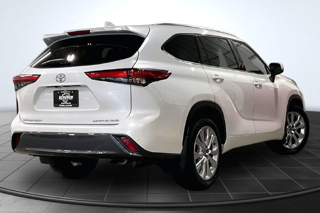 Used 2022 Toyota Highlander Limited AWD/4WD image 2