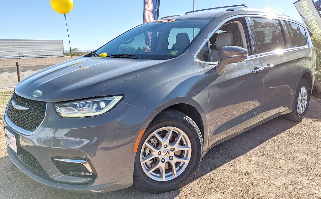 Used 2021 Chrysler Pacifica Touring-L FWD image 5