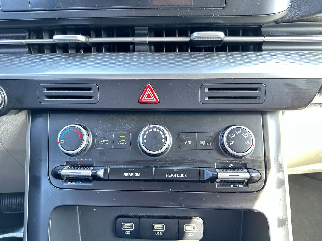 Used 2023 Kia Carnival LX image 16