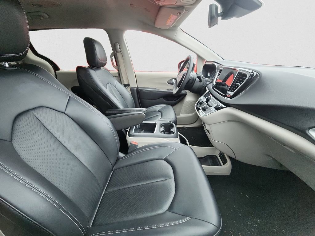 Used 2024 Chrysler Pacifica Touring-L image 10