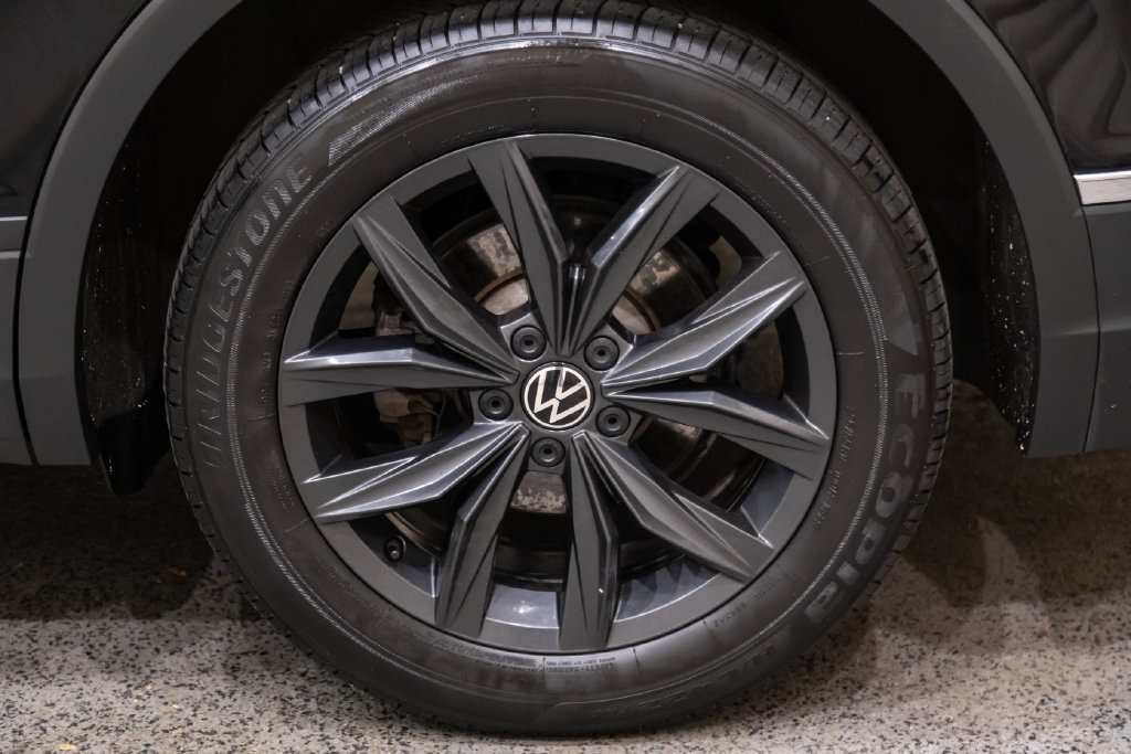 Used 2024 Volkswagen Tiguan SE AWD/4WD image 9