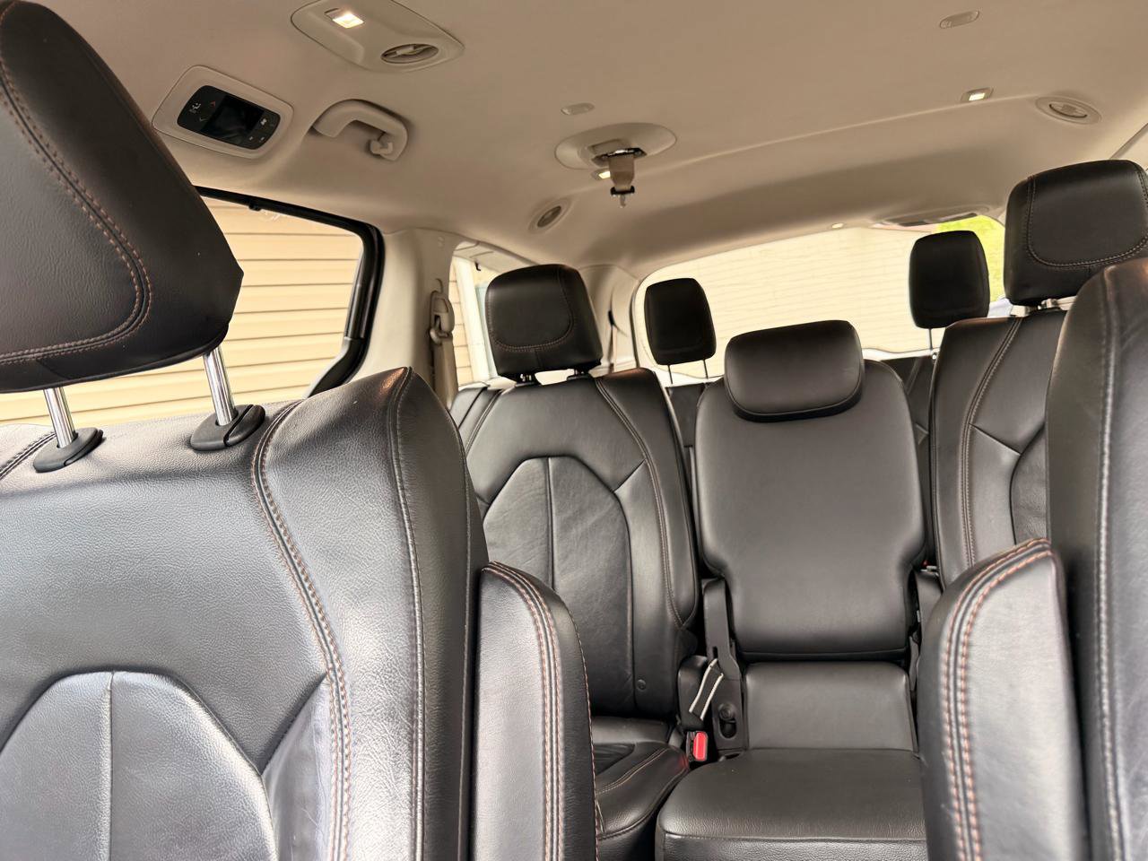 Used 2017 Chrysler Pacifica Touring-L FWD image 34