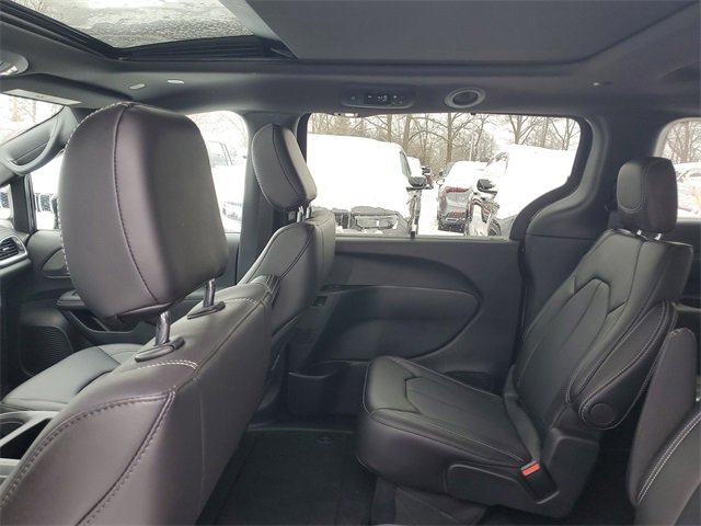 New 2026 Chrysler Pacifica Select image 9