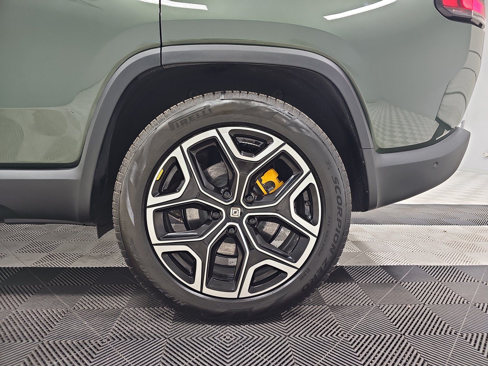 Used 2024 Rivian R1S Adventure AWD/4WD image 10