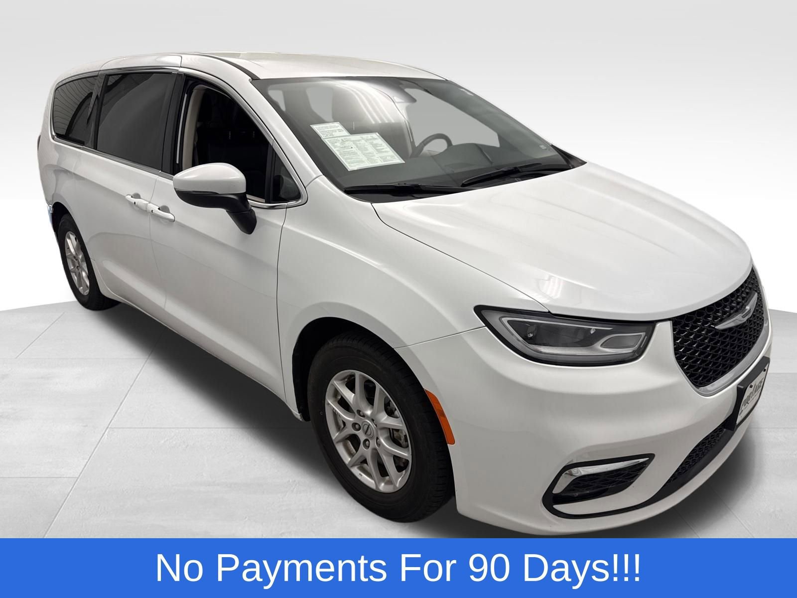 Used 2023 Chrysler Pacifica Touring-L FWD image 1