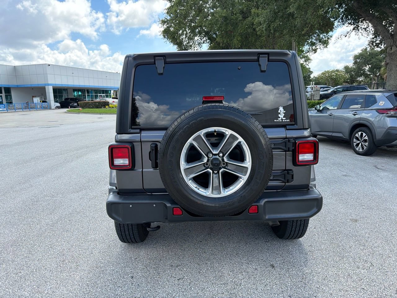 Used 2023 Jeep Wrangler Unlimited Sahara AWD/4WD image 4
