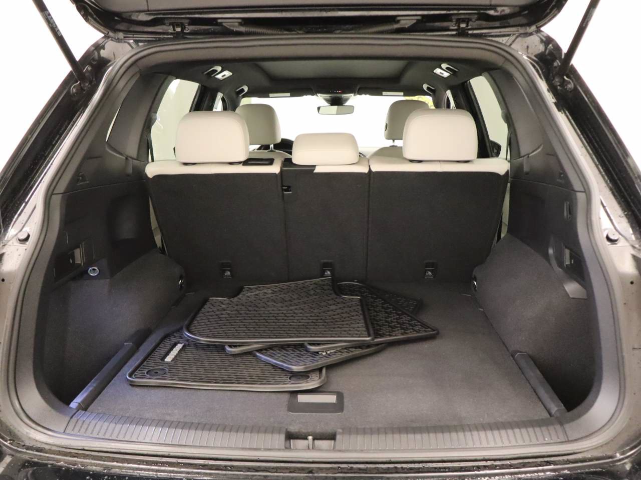 Used 2023 Volkswagen Tiguan SE R-Line AWD/4WD image 19