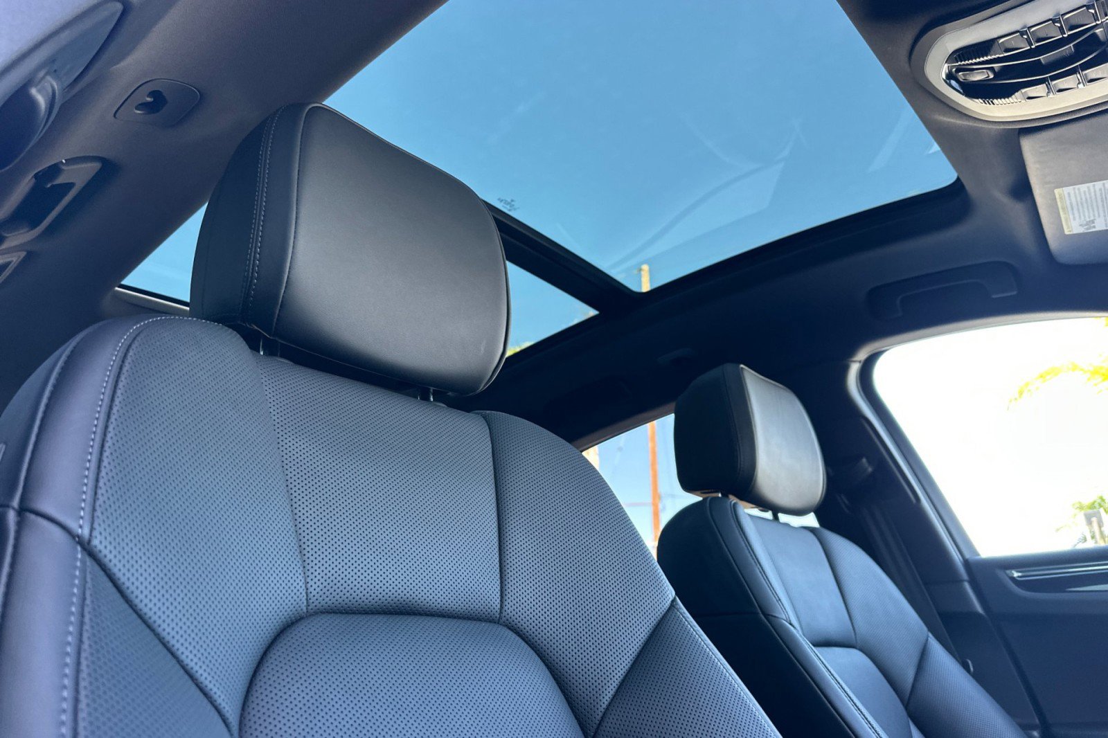 Used 2025 Porsche Macan image 17