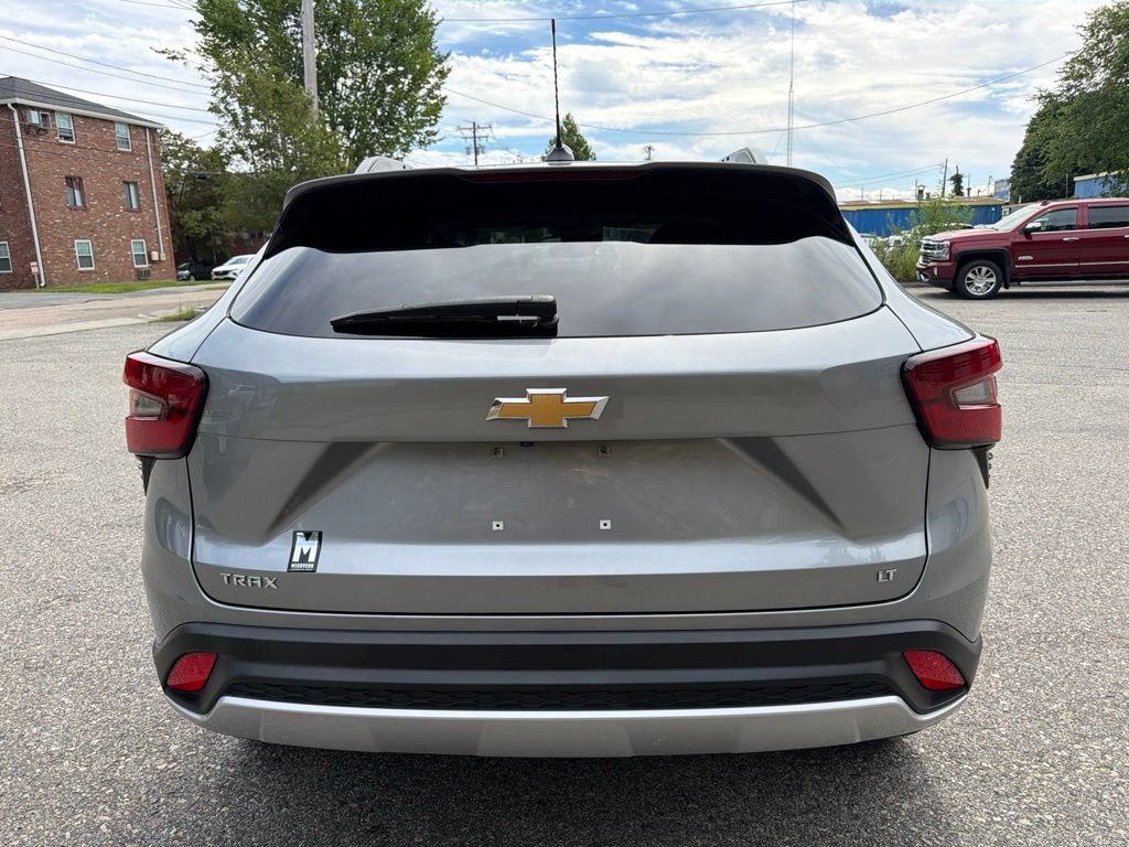 Used 2024 Chevrolet Trax LT w/ Sunroof Package FWD image 6
