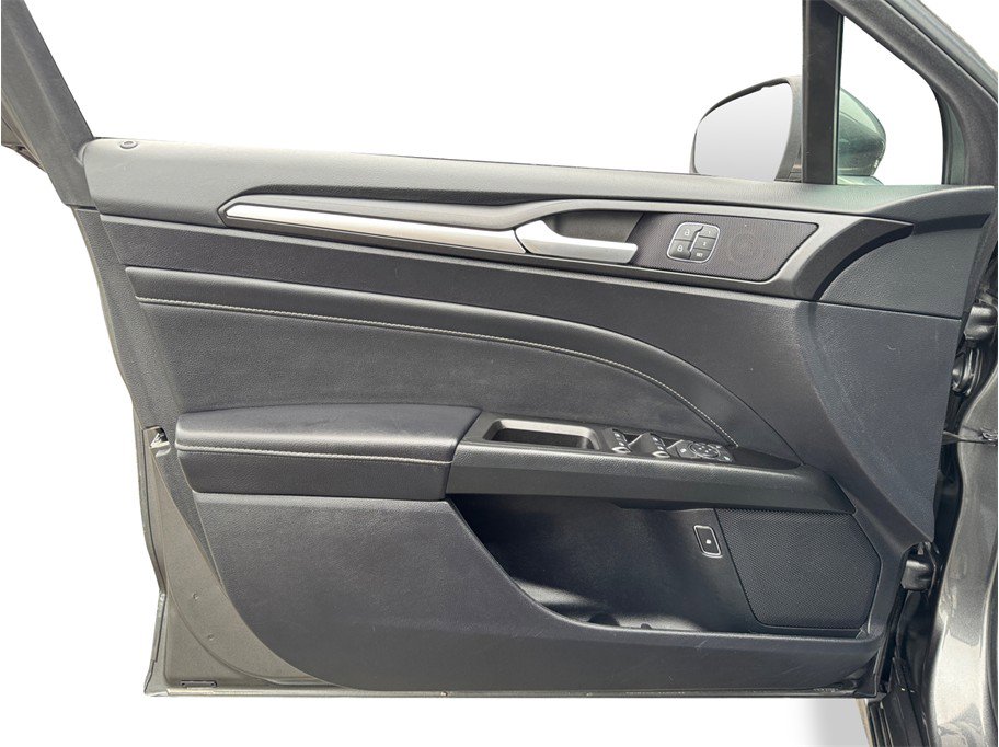 Used 2019 Ford Fusion Energi Titanium FWD image 18