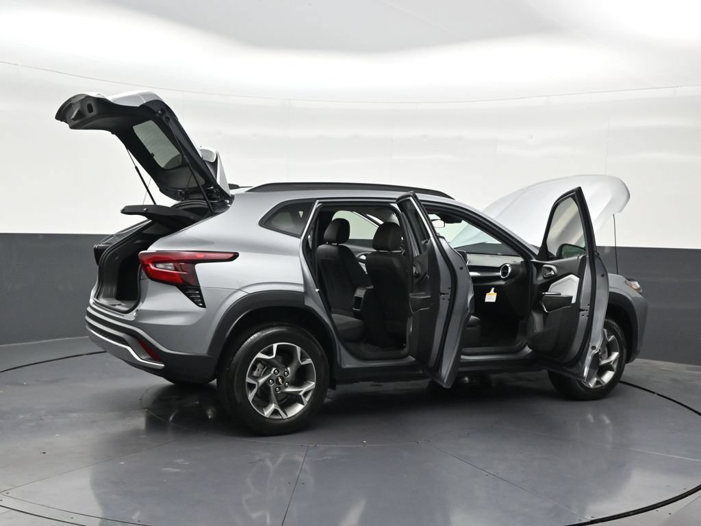 Used 2025 Chevrolet Trax LT FWD image 33