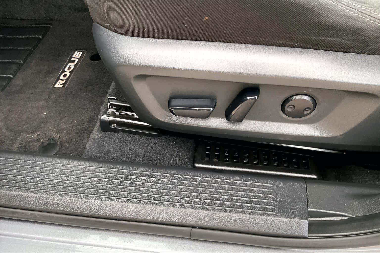 Used 2022 Nissan Rogue SV FWD image 31