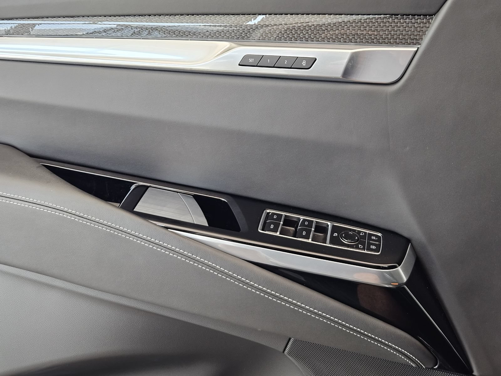 Certified 2025 Cadillac Escalade ESV V AWD/4WD image 23