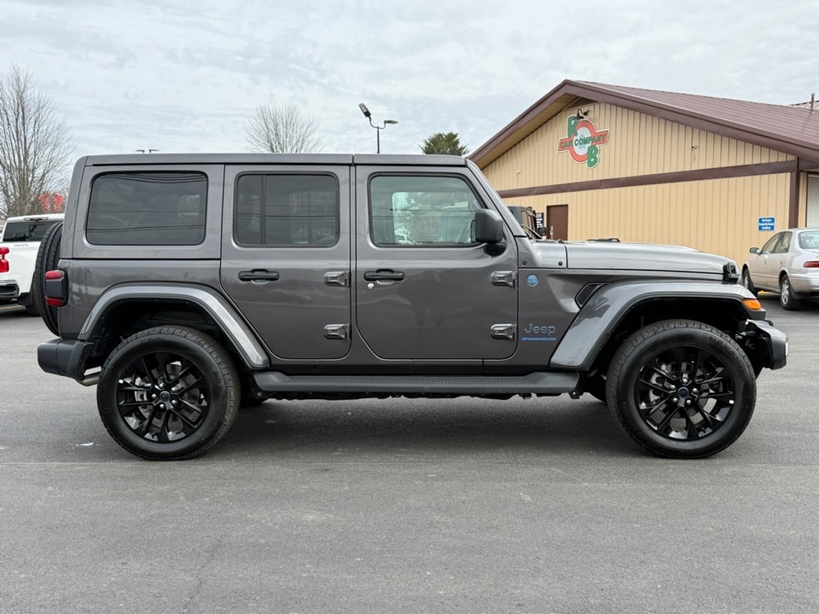 Used 2025 Jeep Wrangler Unlimited Sahara AWD/4WD image 9