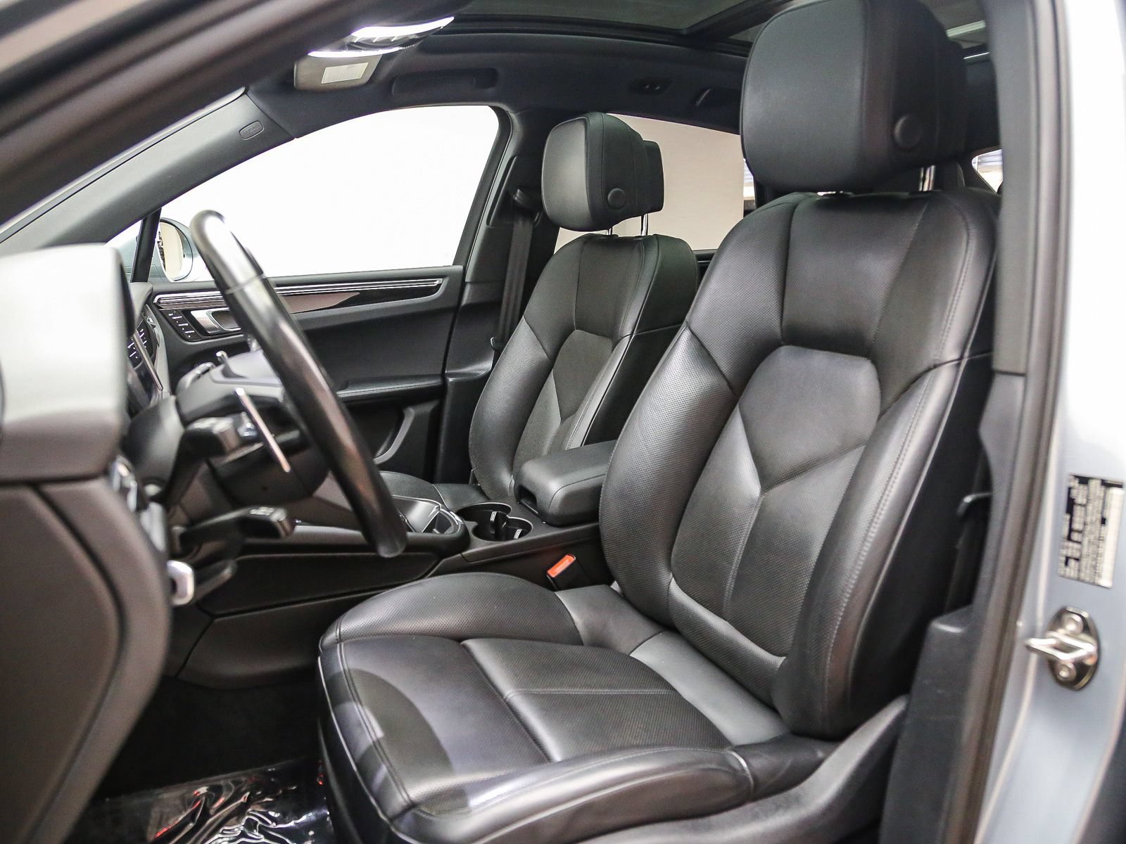 Certified 2022 Porsche Macan AWD/4WD image 5