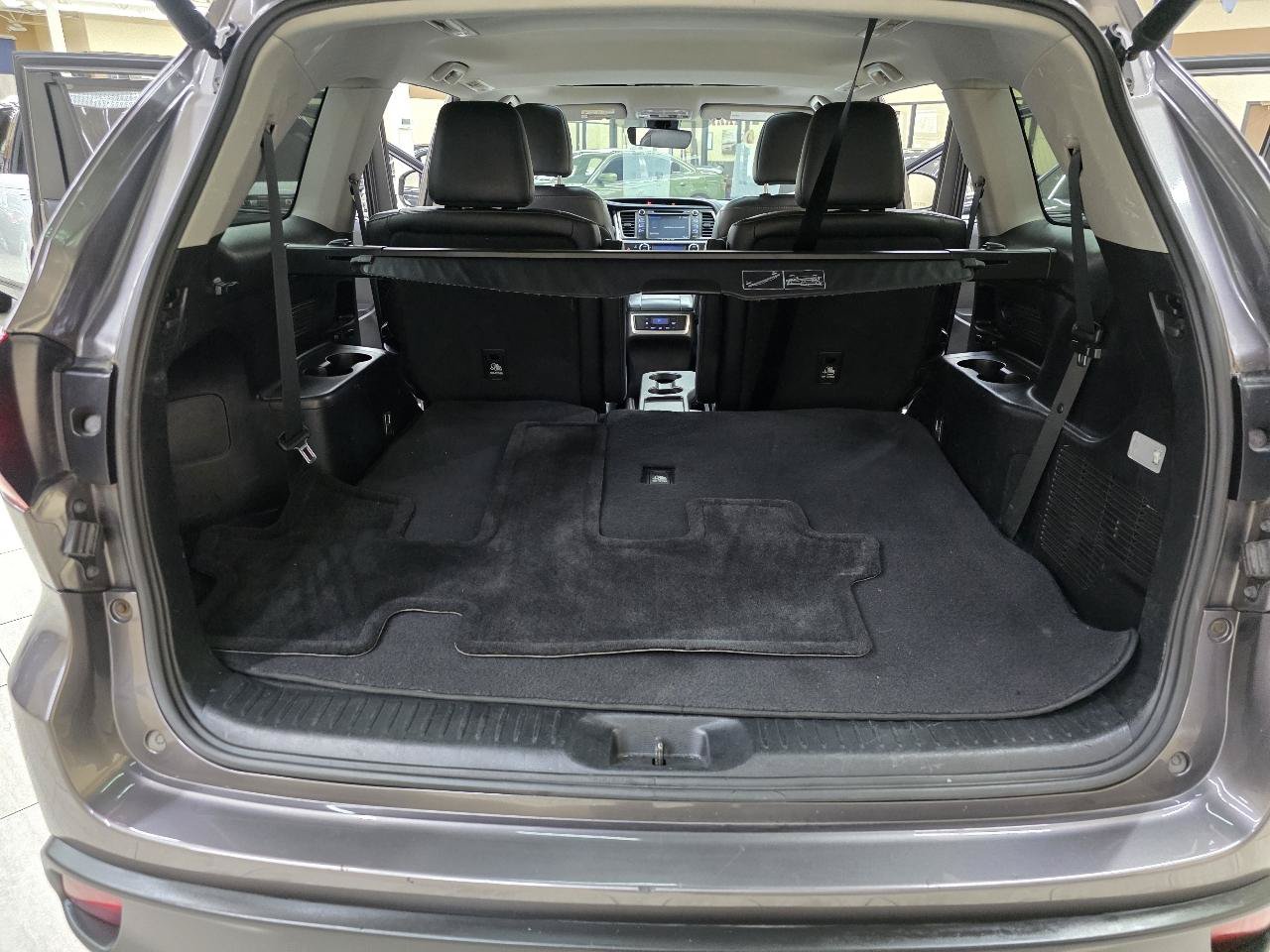 Used 2017 Toyota Highlander SE FWD image 12