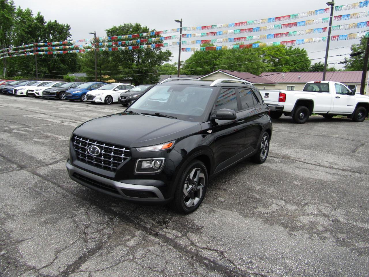 Used 2022 Hyundai Venue SEL FWD image 3