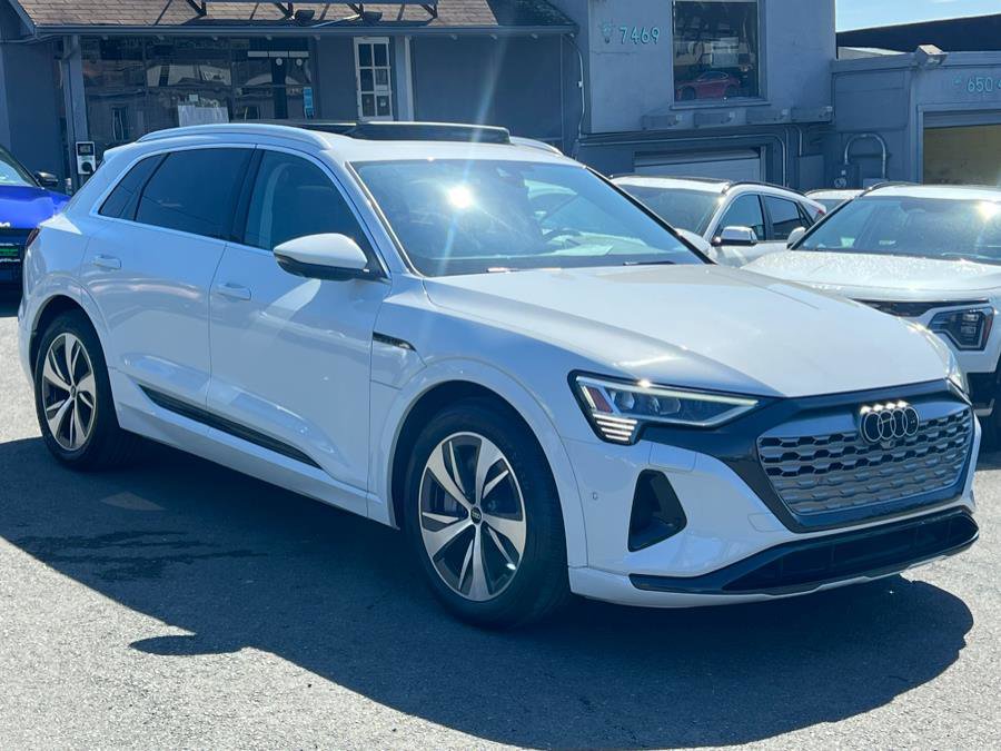 Used 2024 Audi Q8 e-tron Premium Plus w/ Premium Plus Package image 3