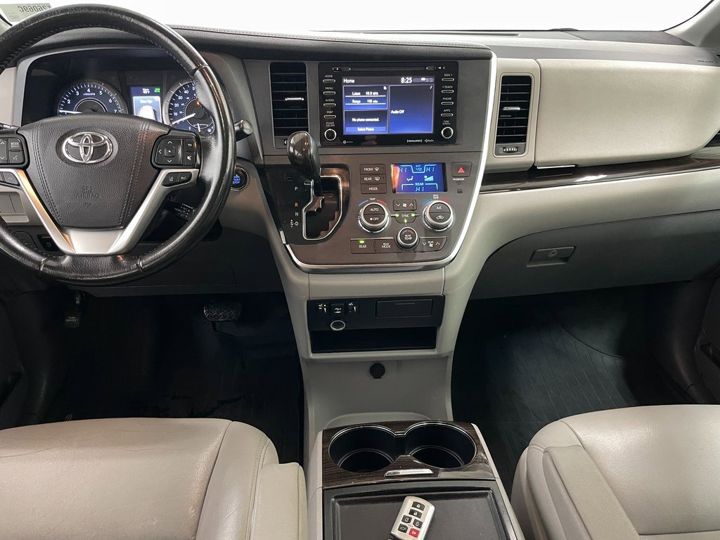 Used 2019 Toyota Sienna XLE image 2