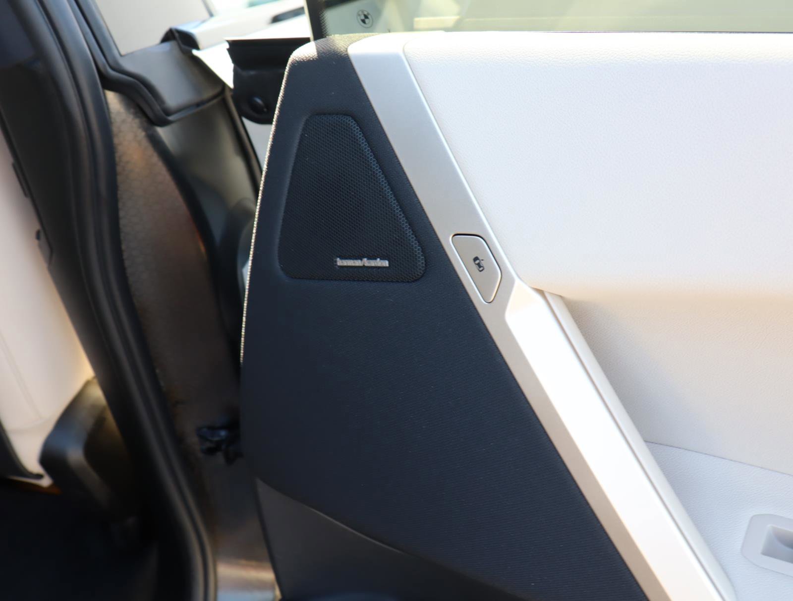 Used 2025 BMW iX xDrive50 w/ Convenience Package image 10