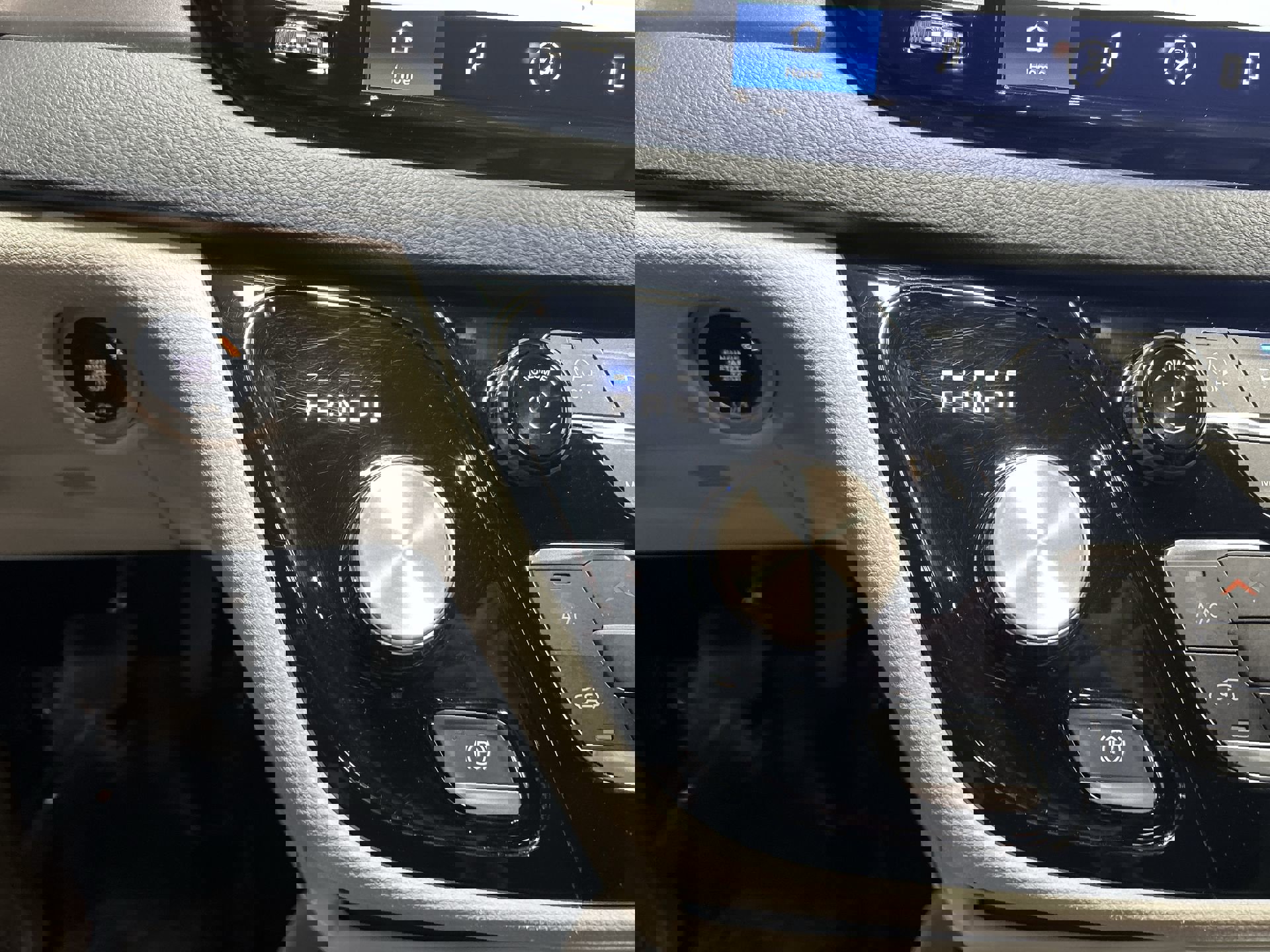 Used 2023 Chrysler Pacifica Touring-L image 18