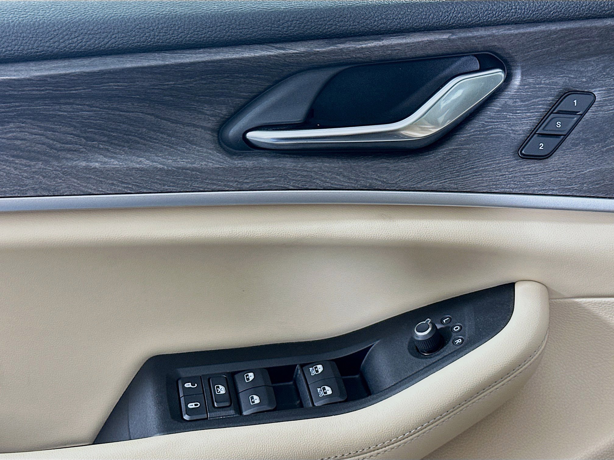 Used 2023 Jeep Grand Cherokee Limited w/ Luxury Tech Group II image 15