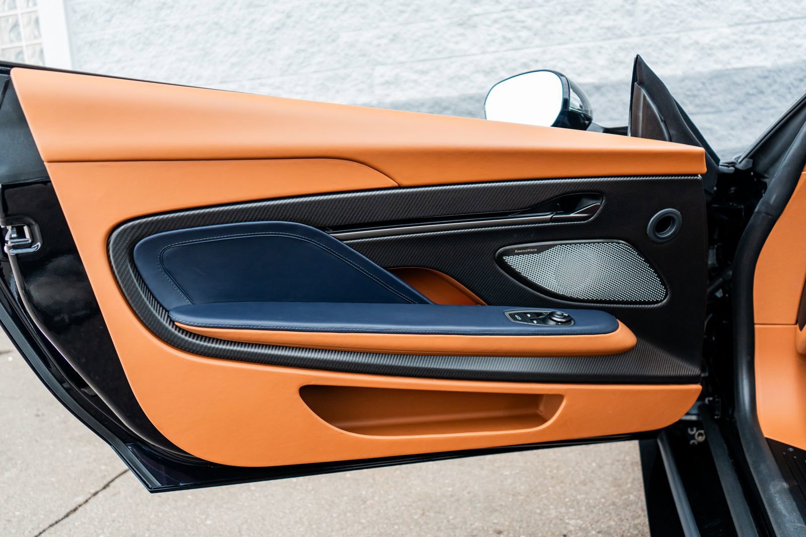 Used 2025 Aston Martin Vanquish V12 image 24