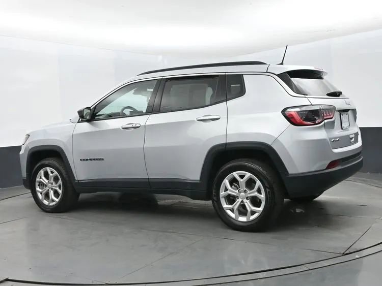 Used 2024 Jeep Compass Latitude image 9