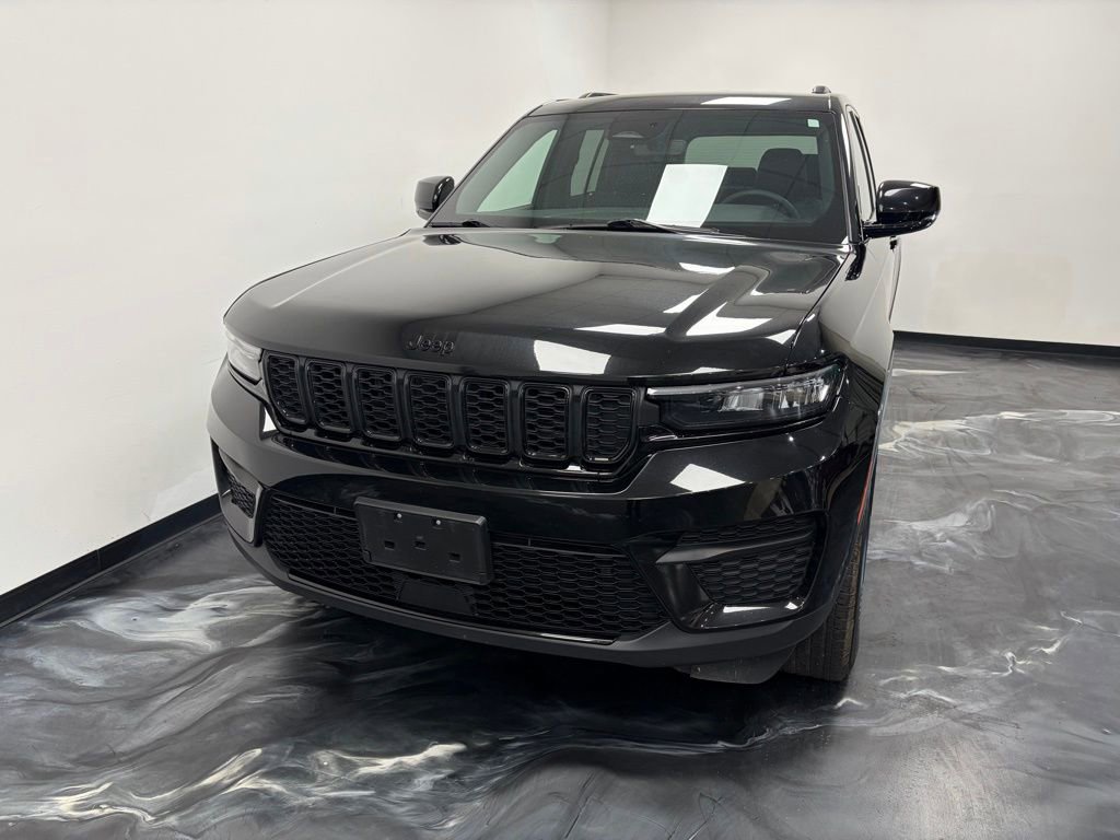 Used 2024 Jeep Grand Cherokee Altitude image 3