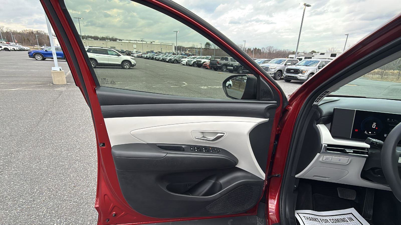 Used 2025 Hyundai Tucson SE image 24