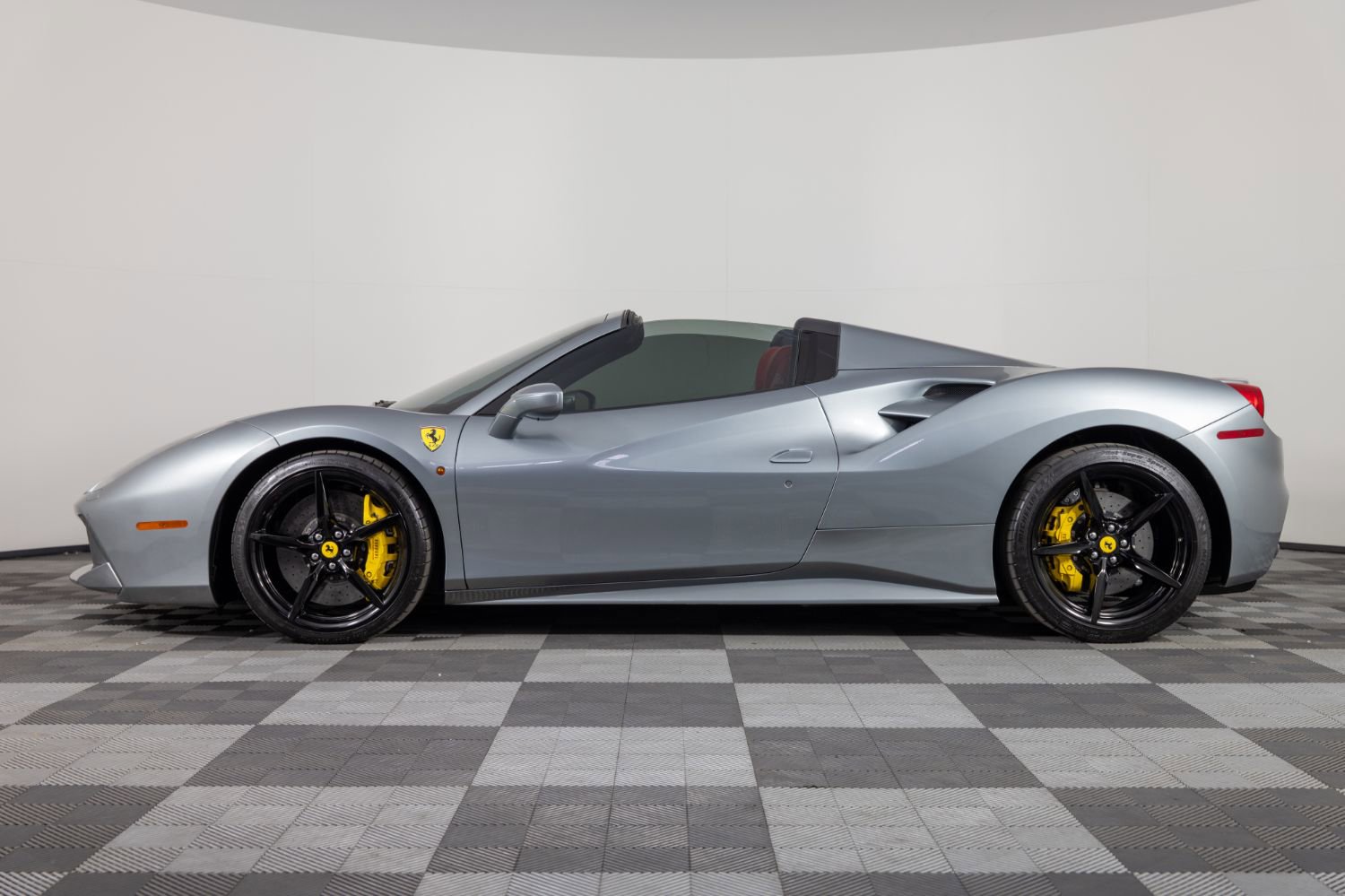 Used 2019 Ferrari 488 Spider image 15