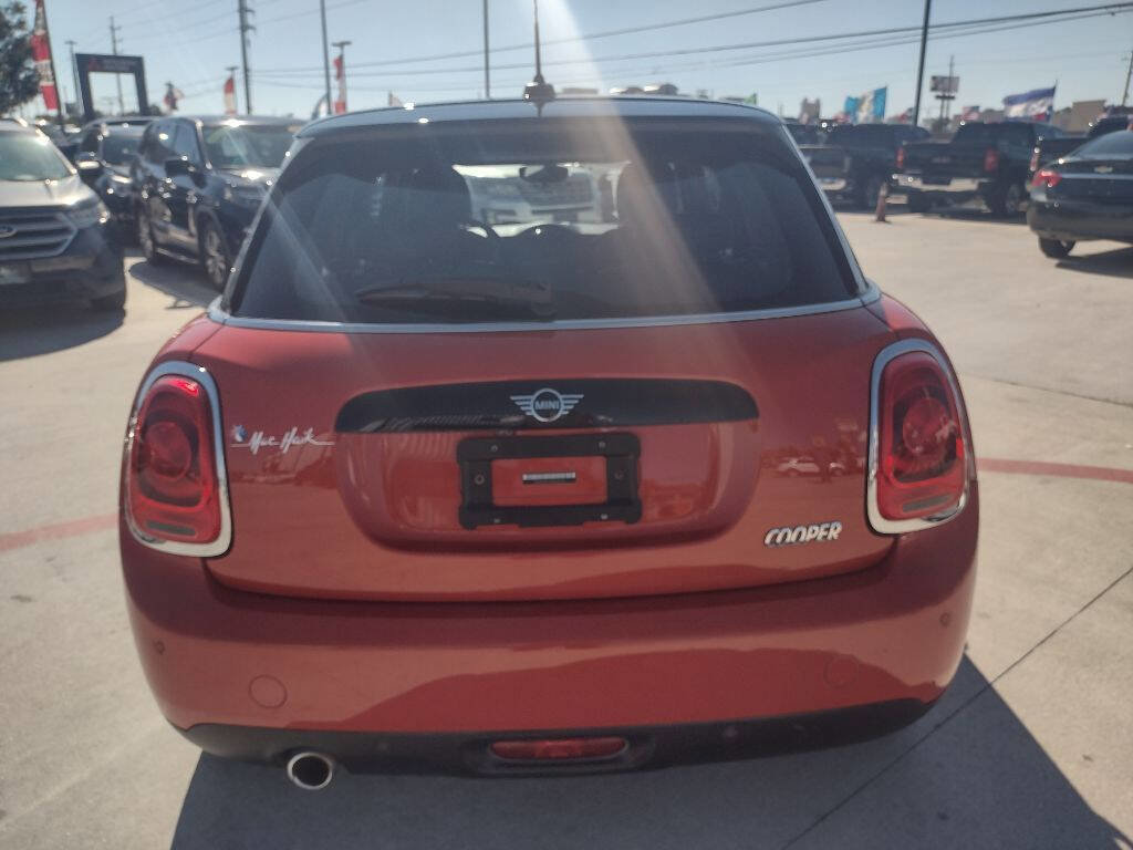 Used 2019 MINI Cooper 4-Door Hardtop w/ Storage Package image 6