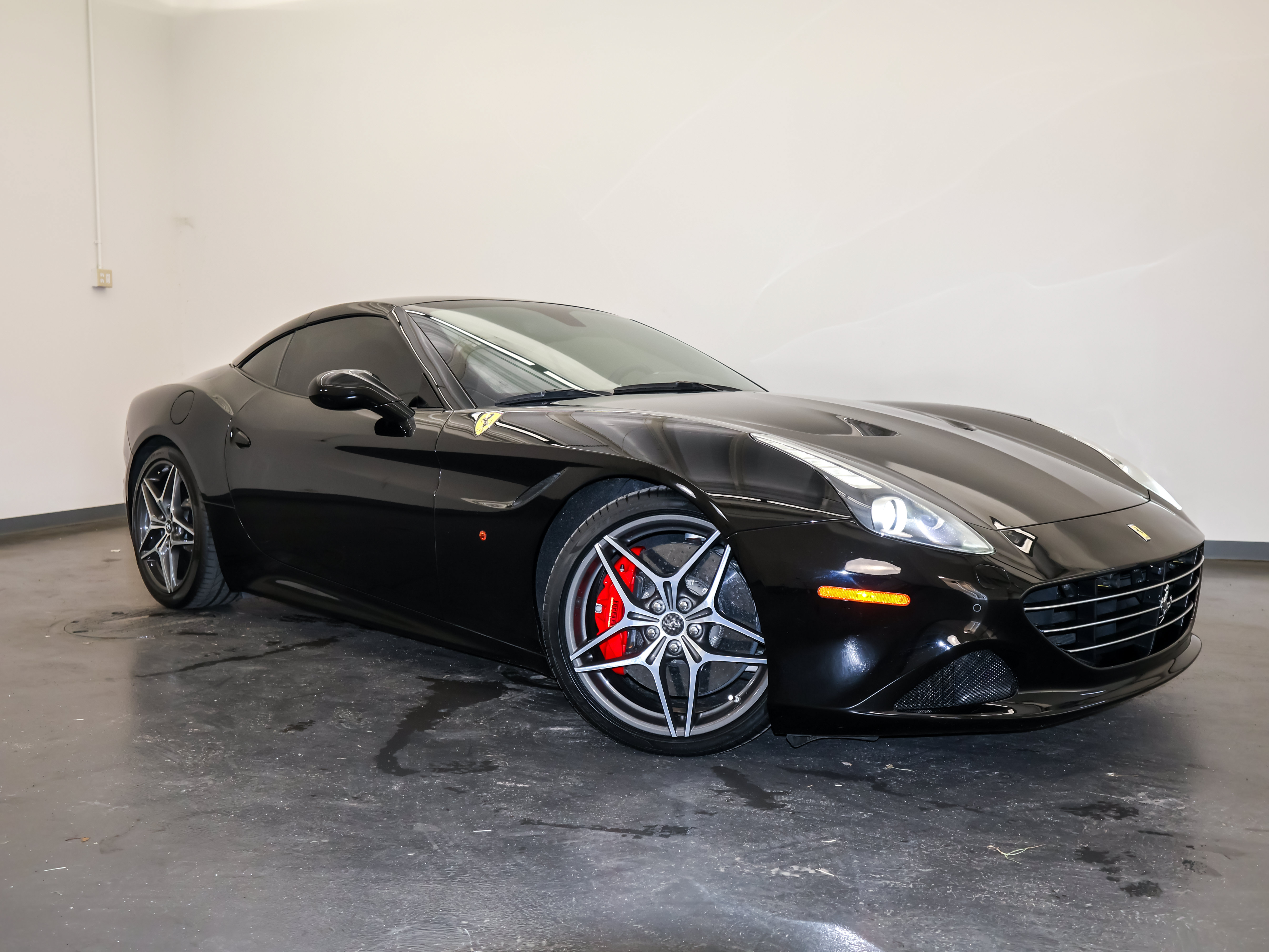 Used 2017 Ferrari California T RWD image 2
